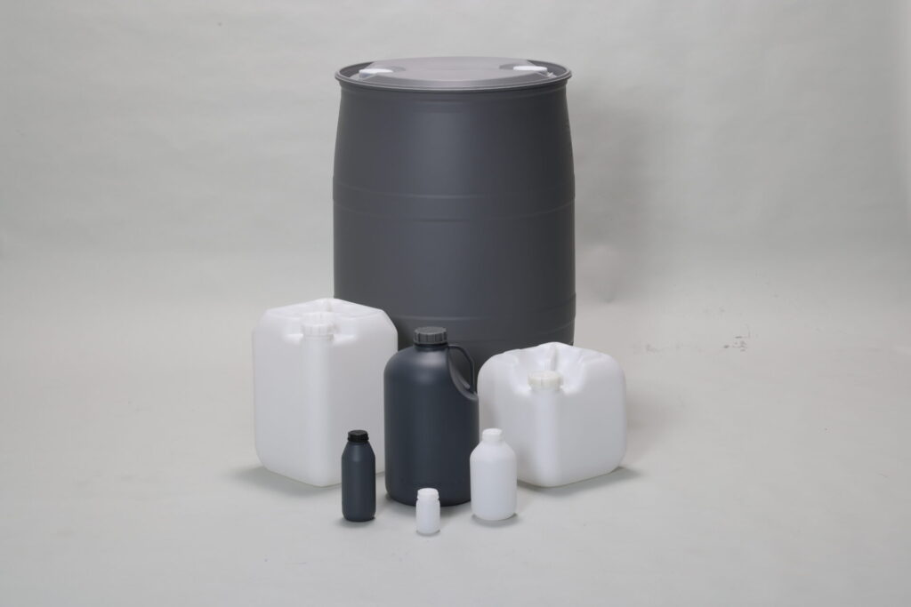 Sekisui's clean containers are used for the storage and transportation of high-purity chemicals used in semiconductor processes. The product lineup ranges from small clean bottles to 200-liter clean drums.